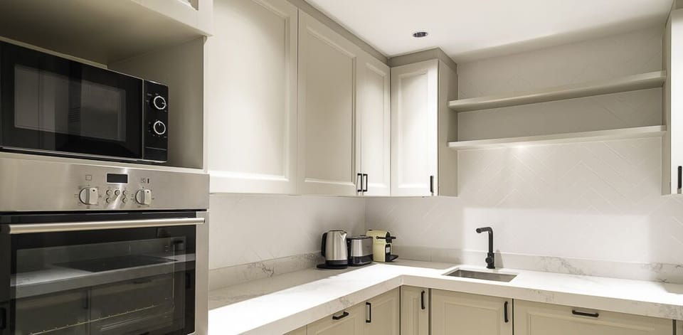 Apartment, City View | Private kitchen | Electric kettle, toaster