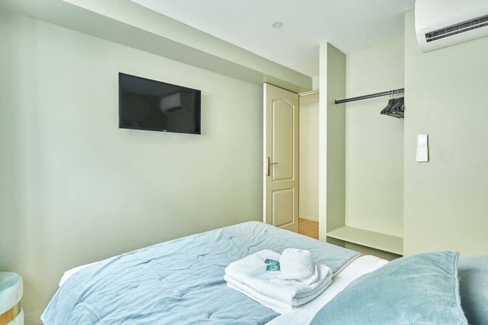 Apartment | Laptop workspace, iron/ironing board, bed sheets