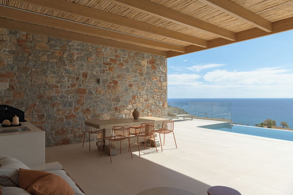 Gather your loved ones for unforgettable summer barbecues by the pool.