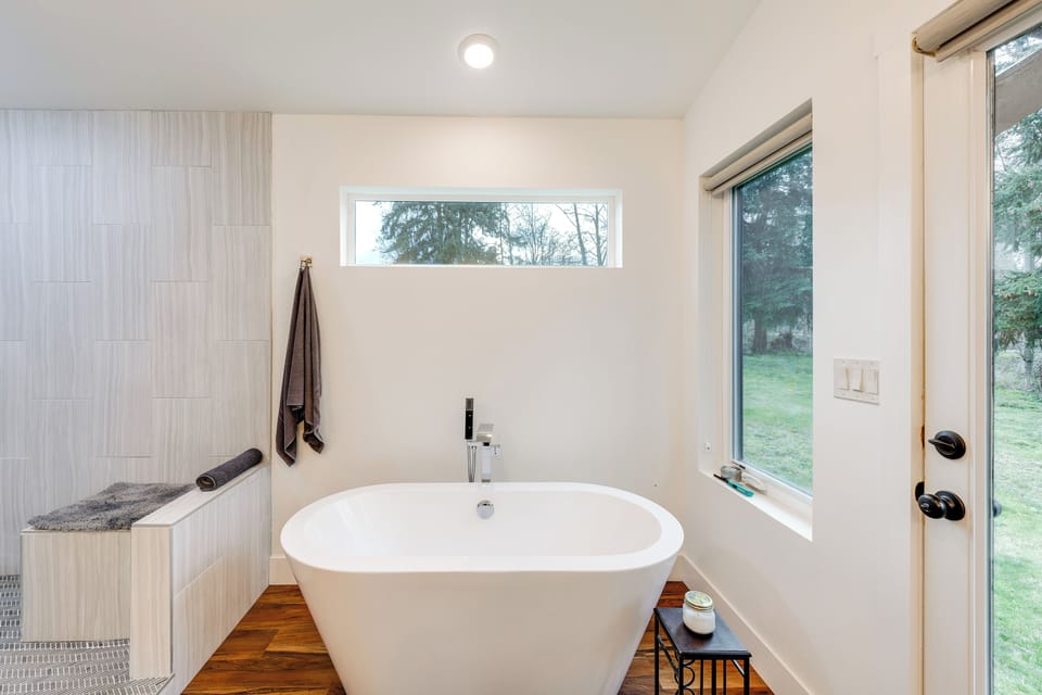 Water Views: Whidbey Island Hideaway w/ Deck Cottage in Greenbank