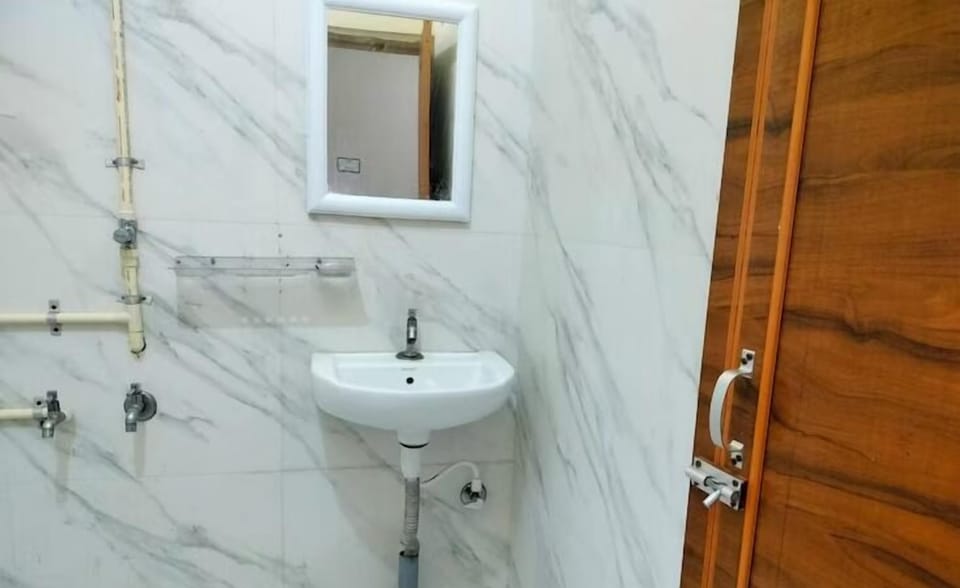 Standard Room | Bathroom | Shower, free toiletries, soap