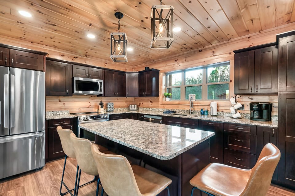 Fully equipped kitchen: dinner/silver/bake/dinner-ware included