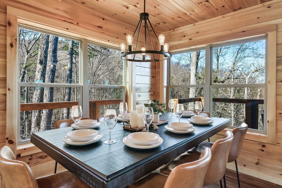 Dining area with 8 seats - kitchen island with 4 seats