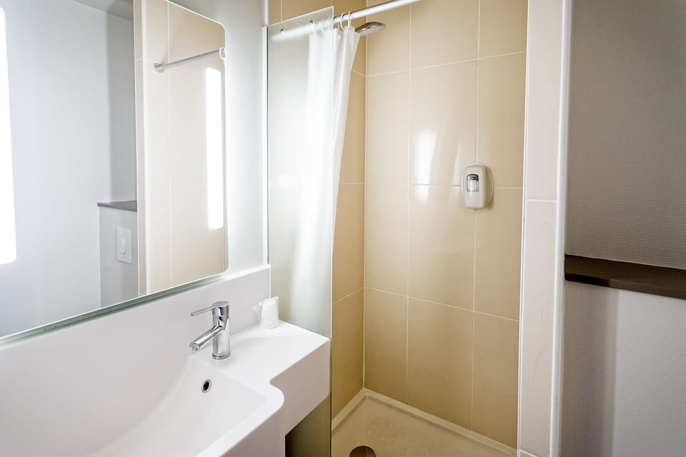 Shower, towels