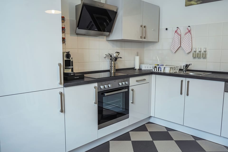 Luxury Condo, 3 Bedrooms | Private kitchen | Full-size fridge, microwave, oven, stovetop