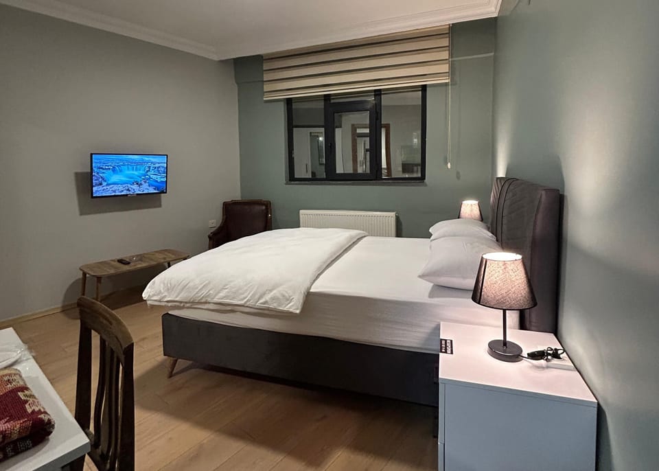 Standard Room, City View | Egyptian cotton sheets, premium bedding, desk, laptop workspace