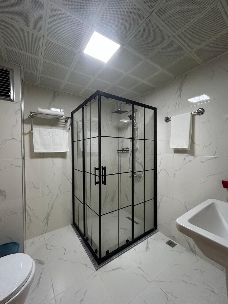 Shower, rainfall showerhead, free toiletries, hair dryer