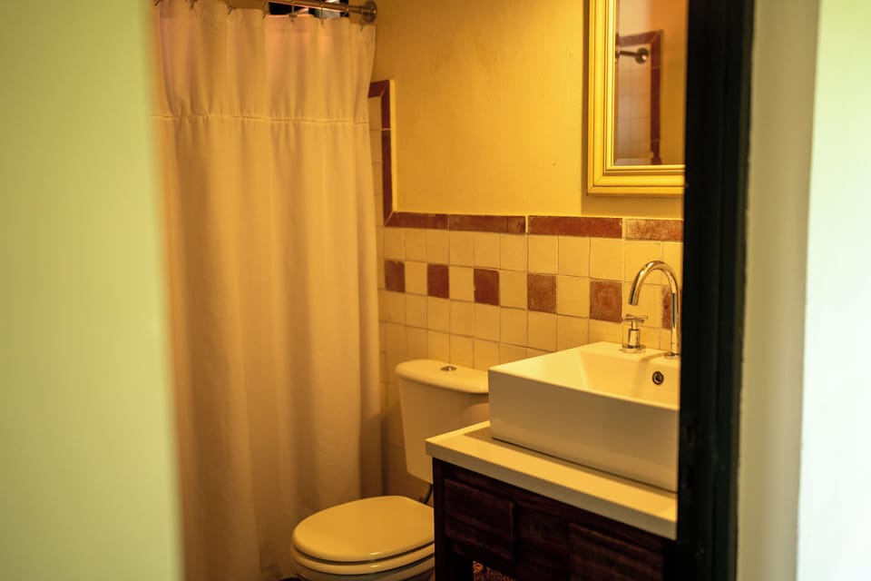 Standard Room, Garden View | Bathroom