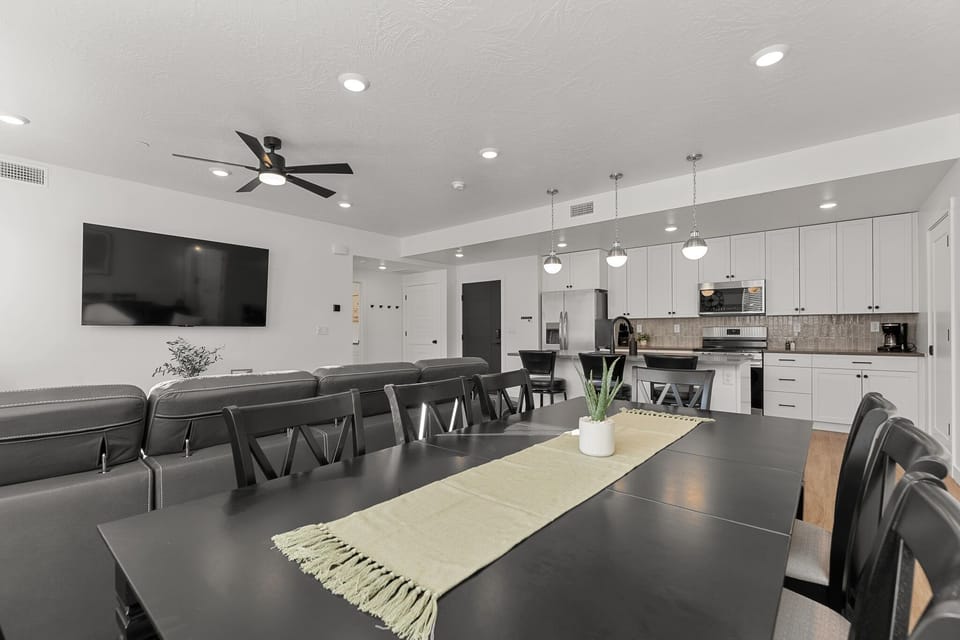 Condo, 2 Bedrooms | Dining