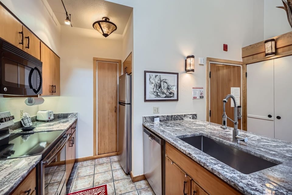 Condo, 3 Bedrooms | Private kitchen | Coffee/tea maker, fridge, oven, toaster
