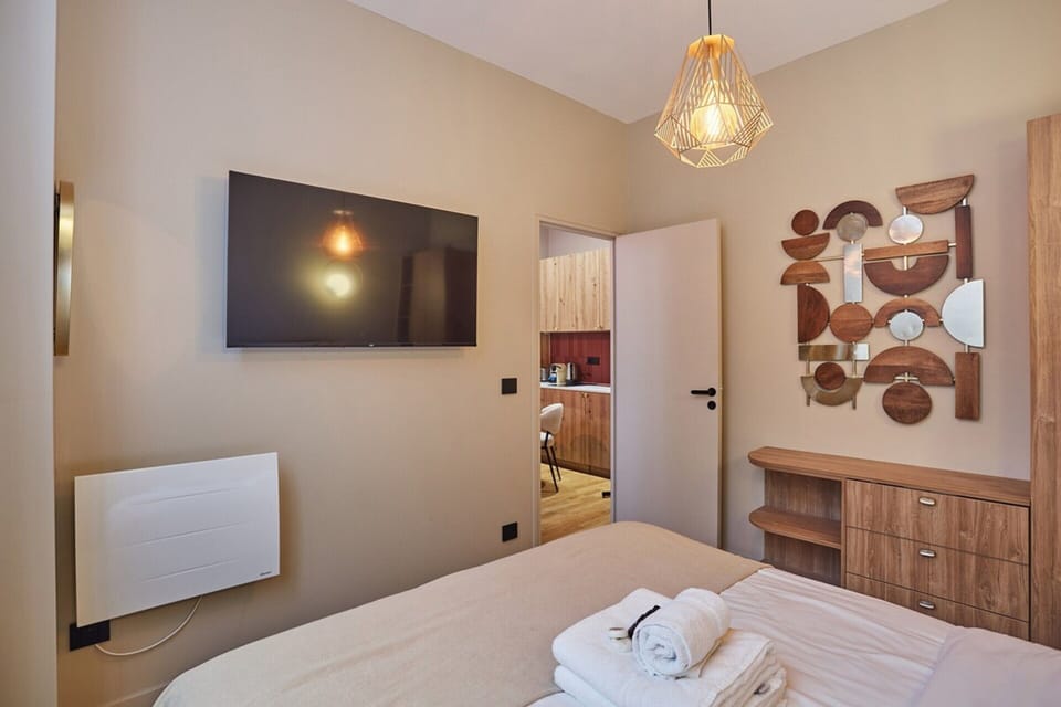 Apartment | Laptop workspace, iron/ironing board, bed sheets