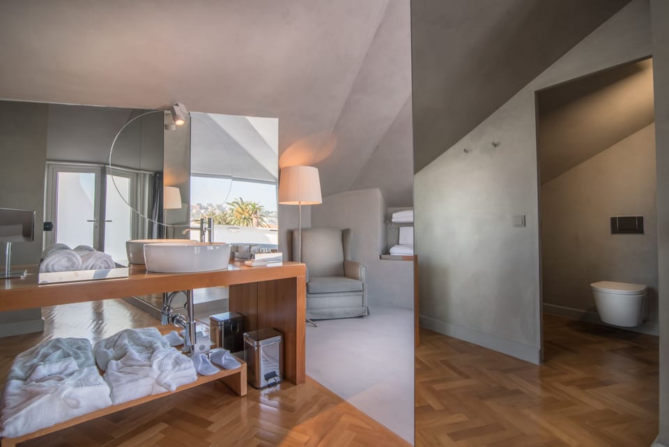 Grand Deluxe Sea View | Bathroom | Free toiletries, hair dryer, bathrobes, slippers