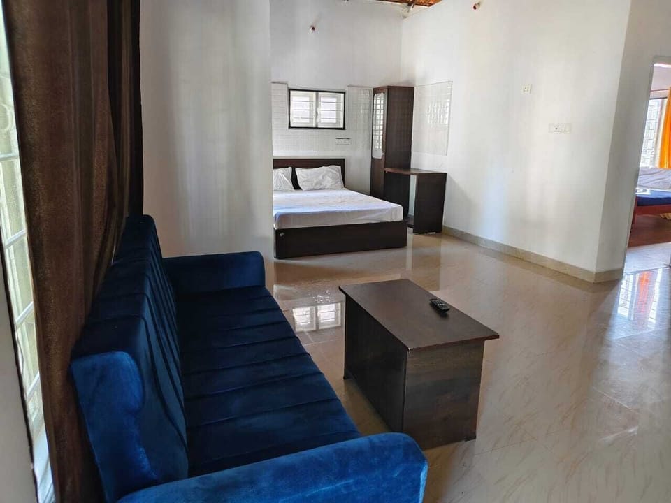 1 bedroom, desk