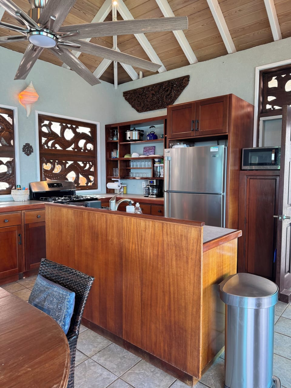 Well-equipped kitchen (I love to cook). Stove, oven, microwave, fridge, etc...