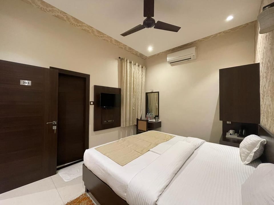 Deluxe Double Room, 1 Queen Bed | Hypo-allergenic bedding, minibar, desk, free WiFi