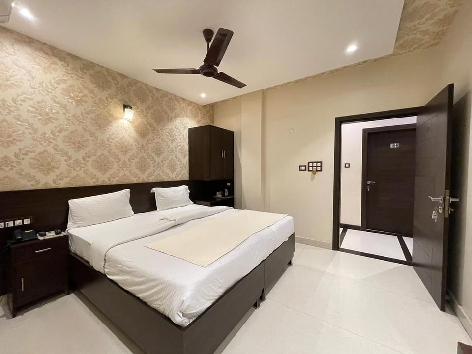Deluxe Double Room, 1 Queen Bed | Hypo-allergenic bedding, minibar, desk, free WiFi