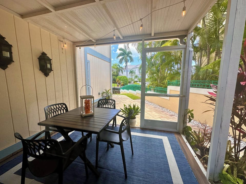 Covered patio that's perfect for outdoor dining. Secluded and tropical!