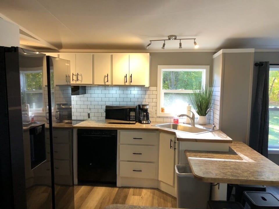 Fully supplied kitchen with breakfast bar