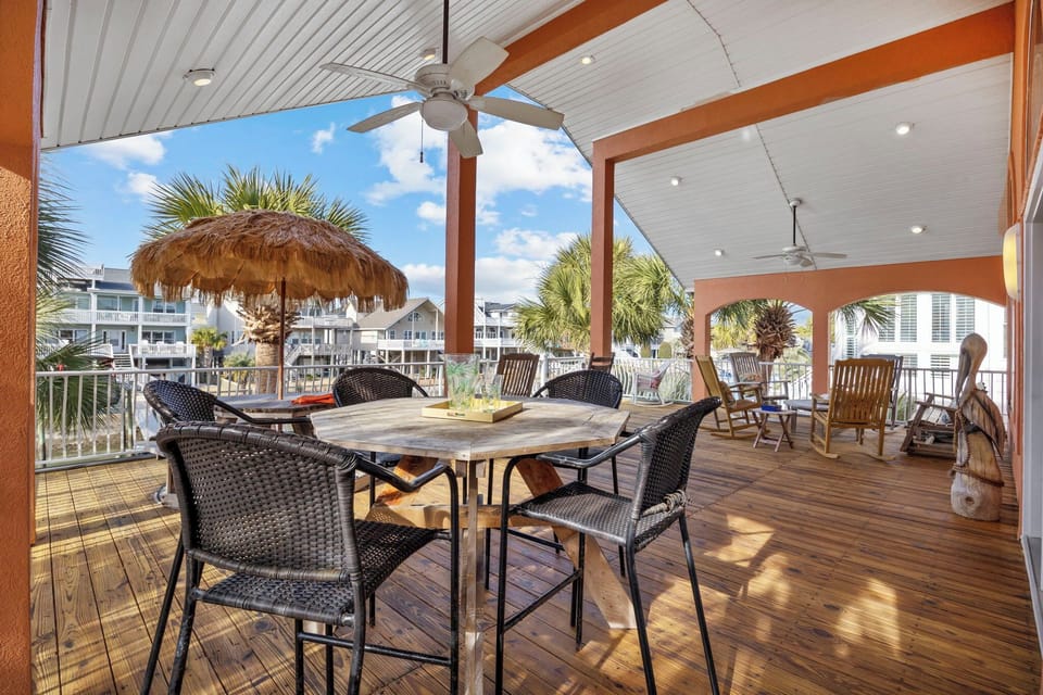Al fresco dining with a view! Plenty of space for the whole crew to gather