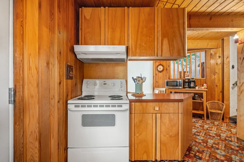 Full kitchen with Hamilton Beach FlexBrew, blender and mixer.