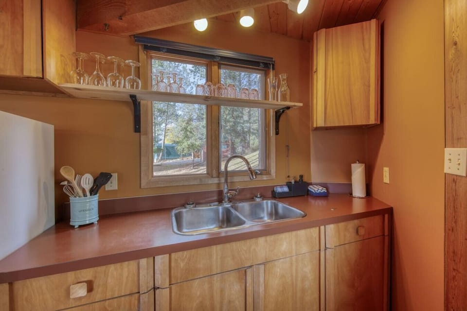 Full kitchen with Hamilton Beach FlexBrew, blender and mixer.