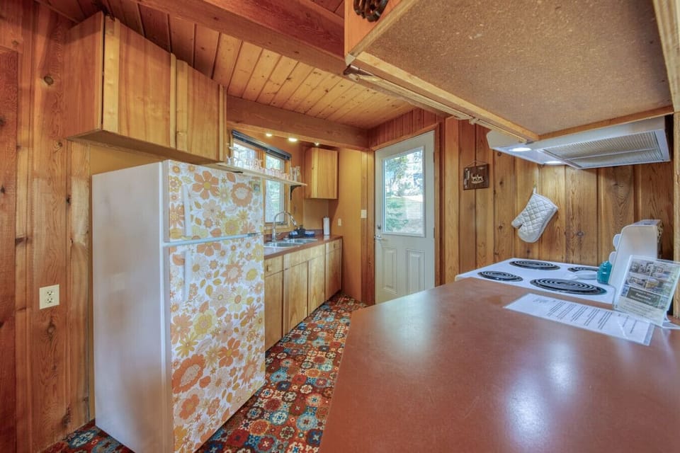 Full kitchen with Hamilton Beach FlexBrew, blender and mixer.