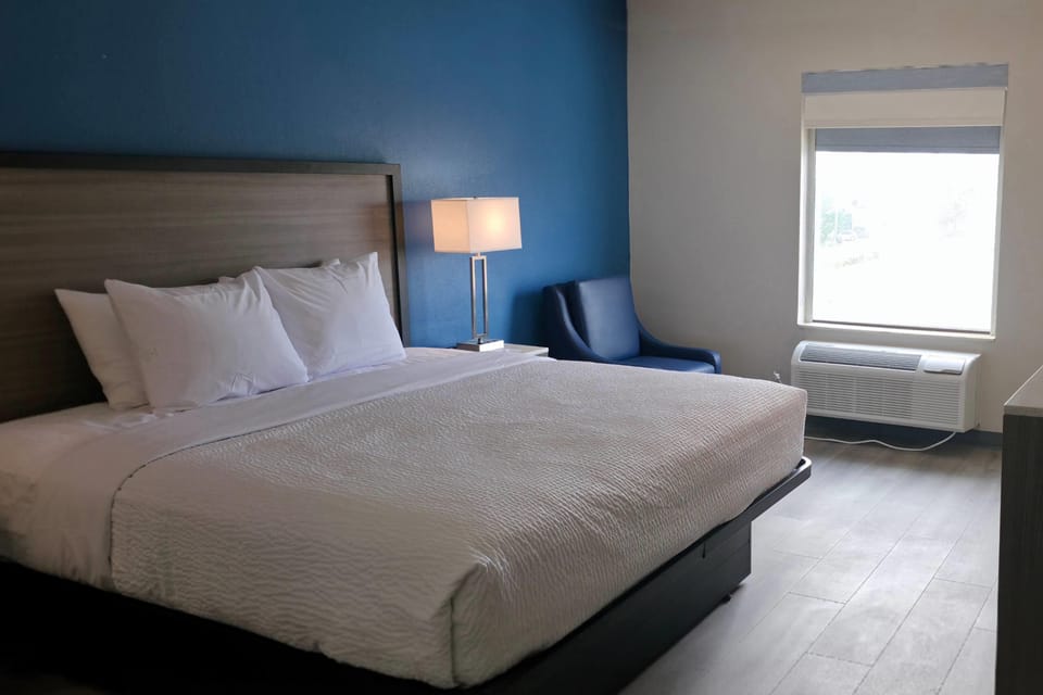 Suite, 1 King Bed, Non Smoking | In-room safe, desk, blackout drapes, iron/ironing board