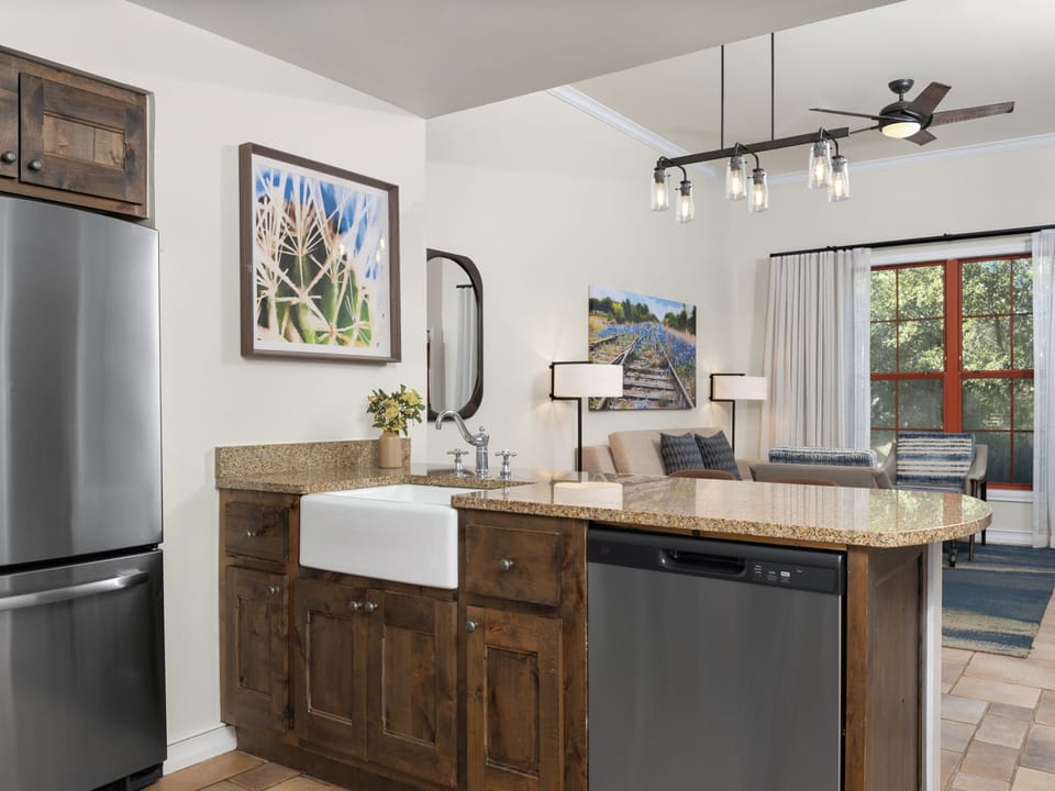 Microwave, dishwasher, coffee/tea maker, electric kettle