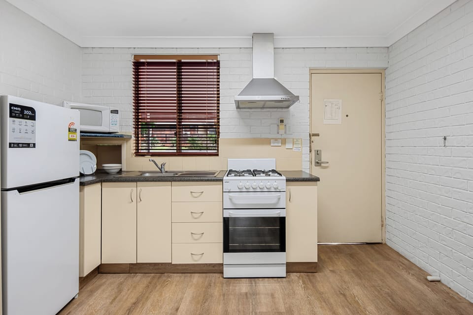 Townhouse, 2 Bedrooms | Private kitchen | Coffee/tea maker, electric kettle, toaster