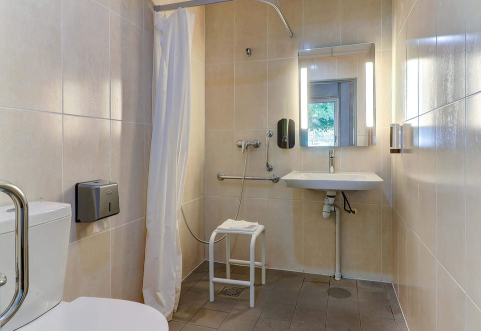Double Room, Accessible, Non Smoking | Bathroom | Shower, towels