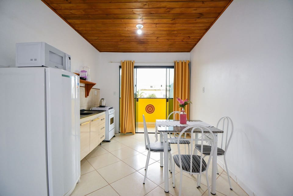 Kitchen or kitchenette,Dining area