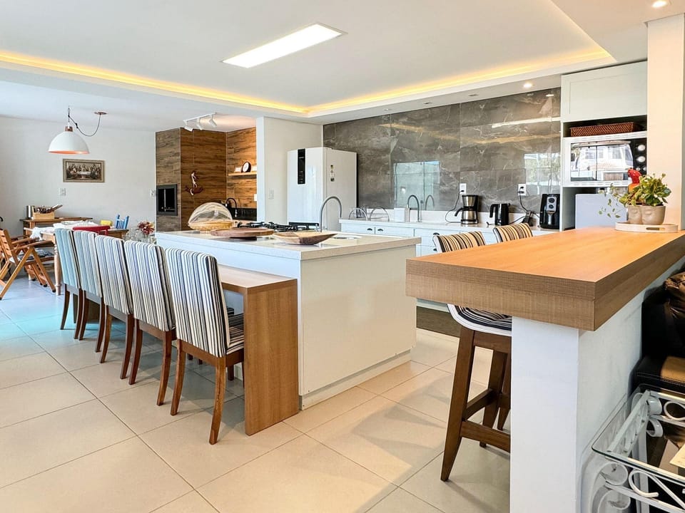 Kitchen or kitchenette,Dining area