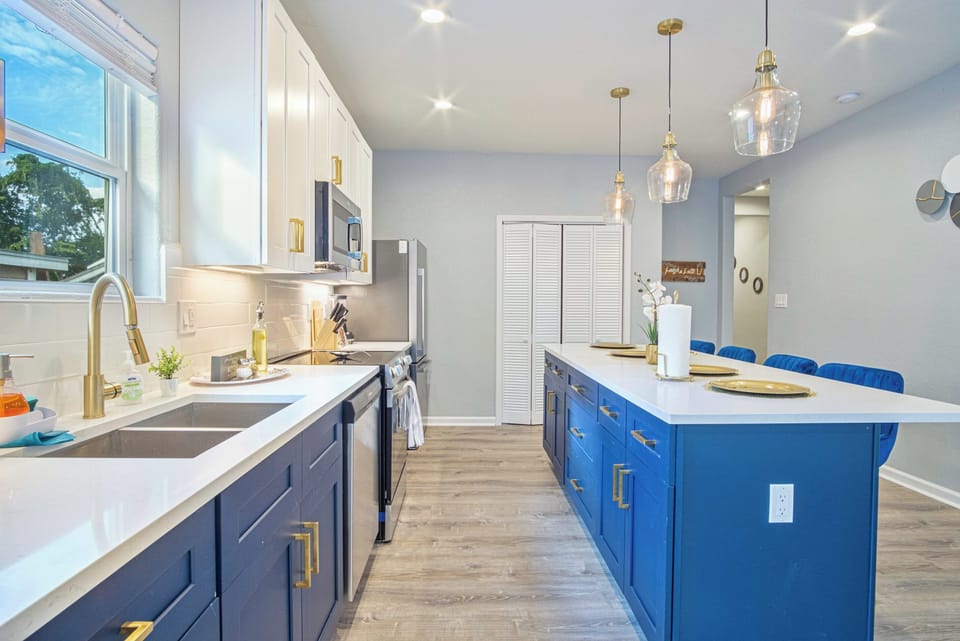 House (4 Bedrooms) | Private kitchen | Microwave, oven, stovetop, dishwasher