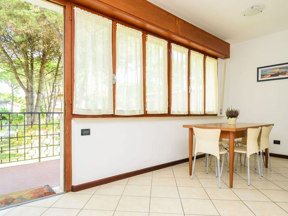 Table, Property, Building, Sky, Window, Wood, Interior Design, Cloud, Lighting, Outdoor Furniture