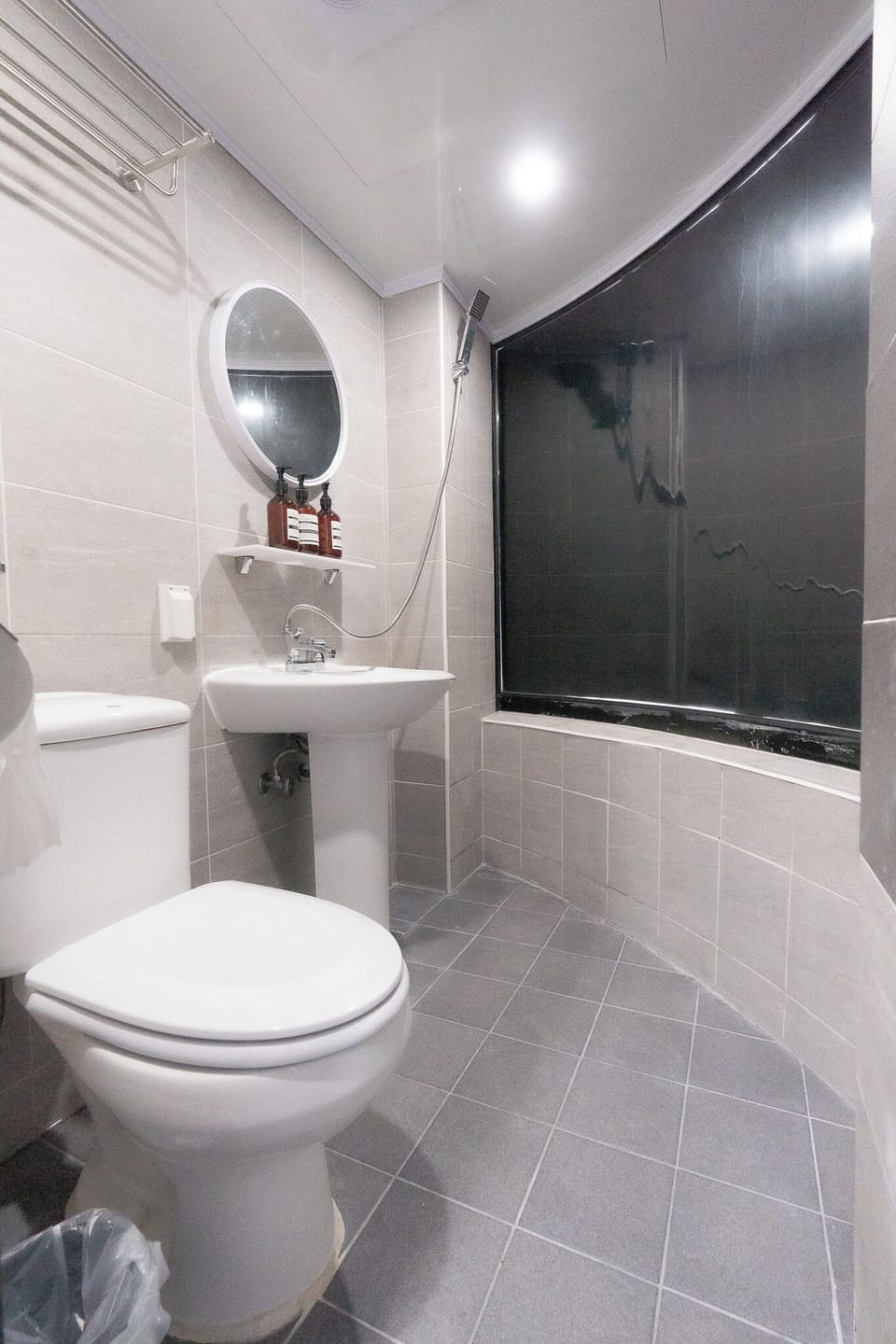 Twin Room | Bathroom | Shower, hair dryer, towels, shampoo