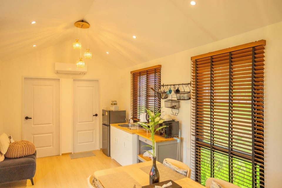 Lakeview House 4 | In-room dining