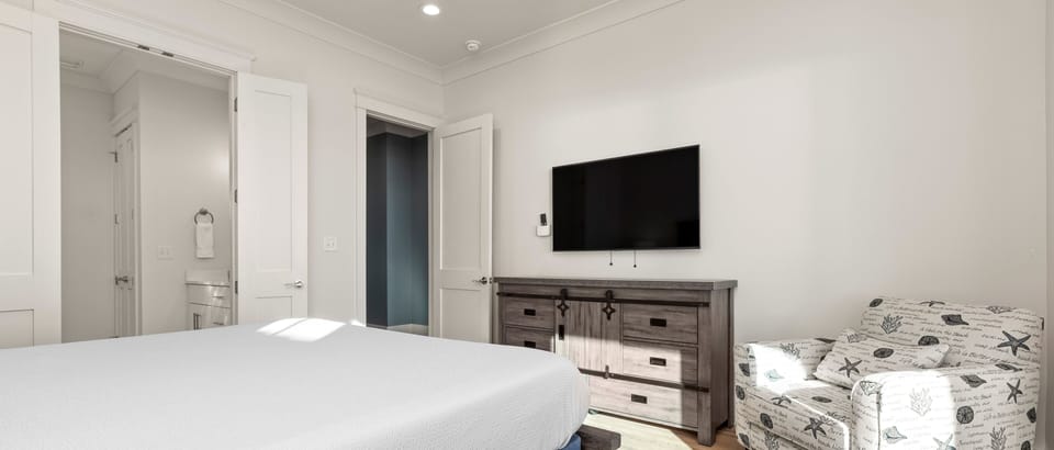 2nd Floor King Suite 3 (master)