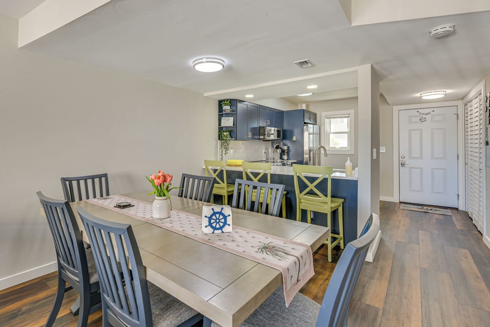Dining Room | Central A/C & Heating | Free WiFi