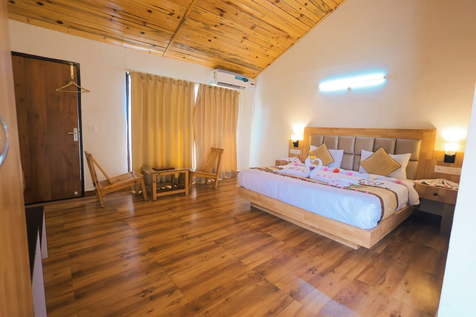 Deluxe Double Room | Laptop workspace, soundproofing, free WiFi