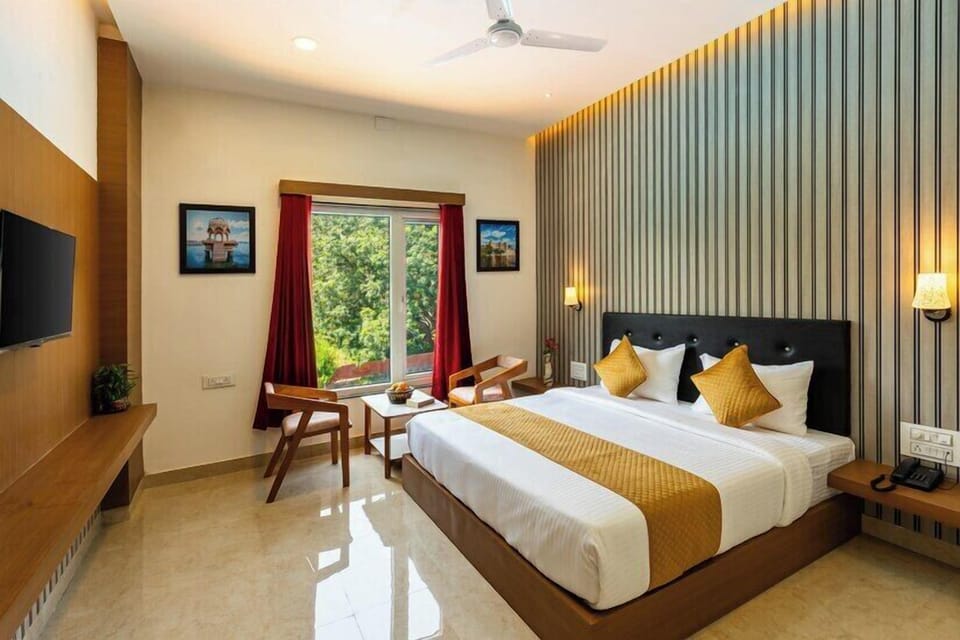 Desk, laptop workspace, rollaway beds, free WiFi