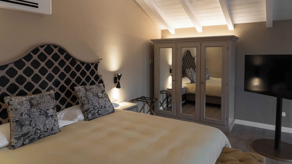 Suite | Desk, laptop workspace, soundproofing, free WiFi
