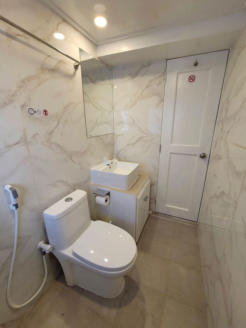 Luxury Cabin | Bathroom | Shower, free toiletries, hair dryer, slippers