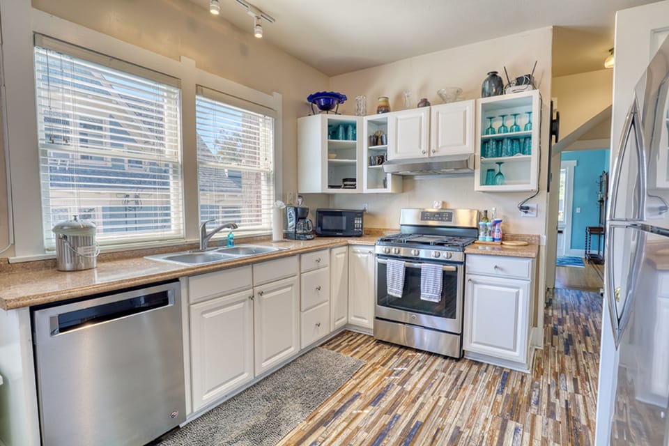 Family House, 6 Bedrooms, Fireplace | Private kitchen | Fridge, microwave, oven, stovetop