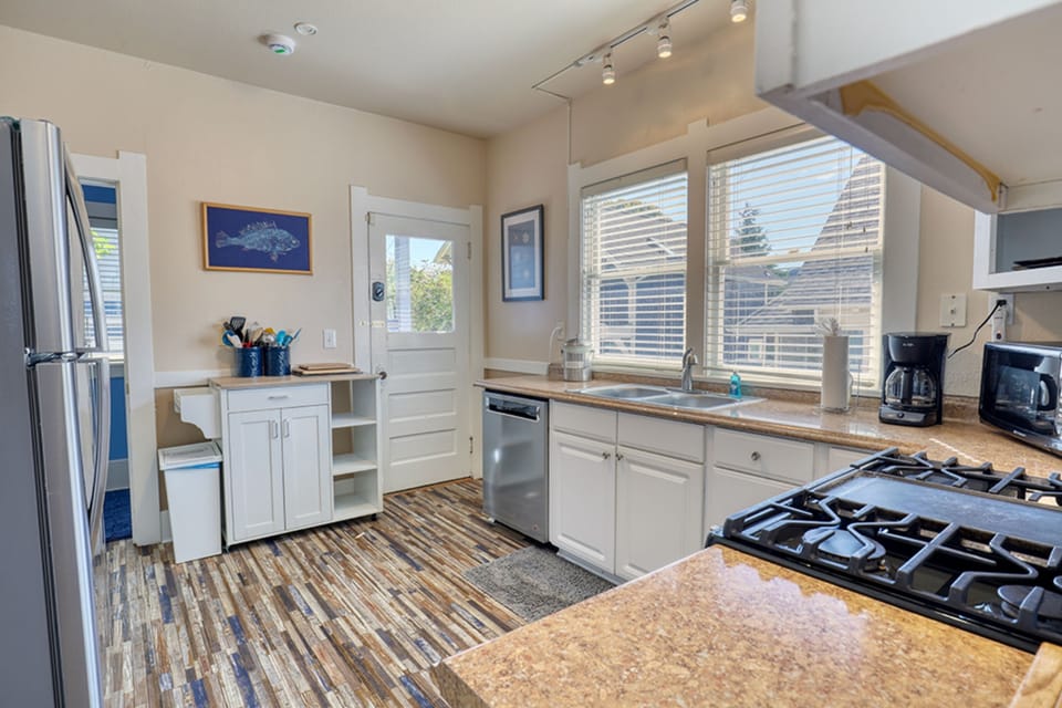 Family House, 6 Bedrooms, Fireplace | Private kitchen | Fridge, microwave, oven, stovetop