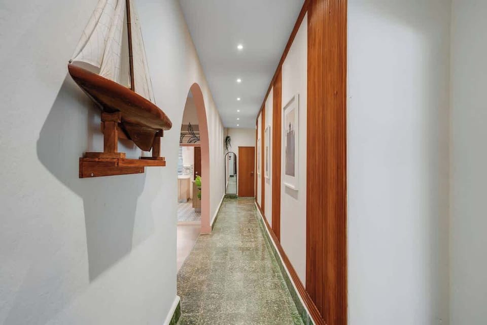 Spacious and thoughtfully designed area with cozy furnishings and a welcoming ambiance.