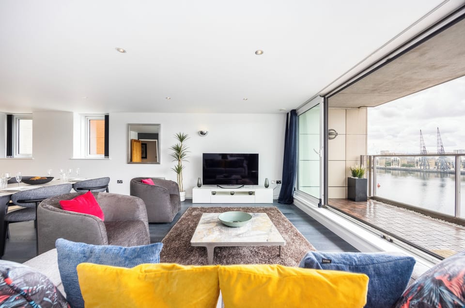 Executive Apartment, City View | Living area
