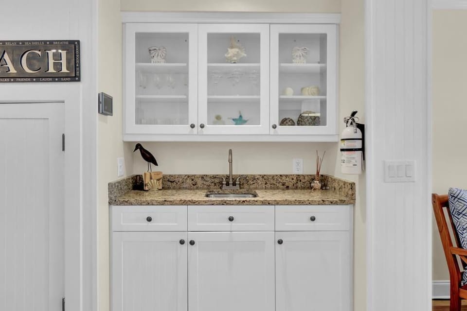 48 Beach Club Built In Wet Bar