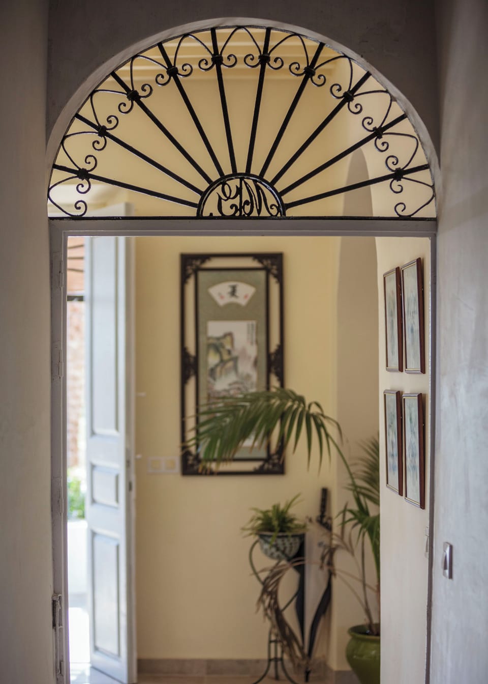 Side entrance leading to dining room