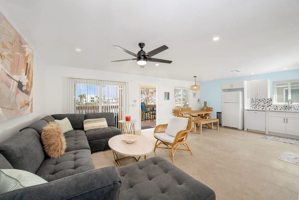 Full View of the Livingroom and Dining Table