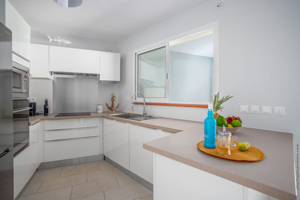 Full-size fridge, microwave, stovetop, dishwasher